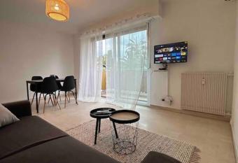 Studio r  nov      deux pas de la mer allows 18 year olds to book a room