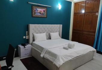 Hotel stay jeeva has rooms with a private hot tub