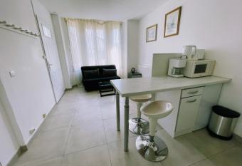 Beau Studio entre Paris et Disneyland-Proche Centrex allows 18 year olds to book a room