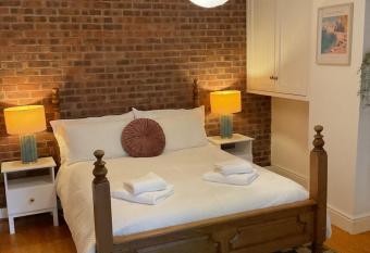 Rock Studio -Near City Centre-Free on street Parking-Free Wi-Fi has Balcony rooms