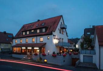 L  wen Hotel & Restaurant has Balcony rooms