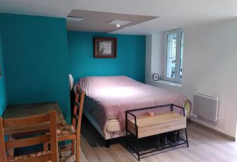 La chambre de la maison bleue has Balcony rooms