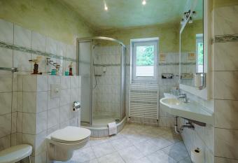 Hotel Seeschl  sschen allows 18 year olds to book a room