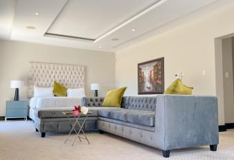 Blissway Guest House has rooms with a private hot tub