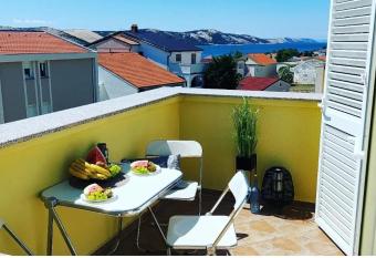 Sunshine Apartment has Balcony rooms