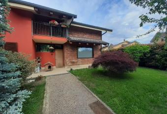 Stanza nel verde a 14km da Torino has Balcony rooms