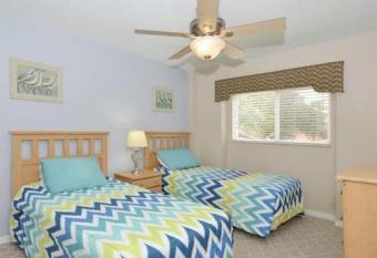 Minutes from Disney with privacy in gated community has rooms with a private hot tub
