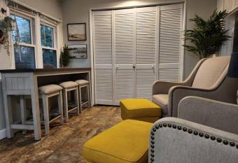 Wynsome River Cottage has Balcony rooms