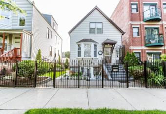 Logan Square Apartment - 2B:1B with Den allows 18 year olds to book a room