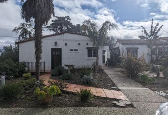 Farmhouse retreat on the Hills near BART has Balcony rooms