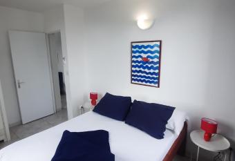 Location saisonni  re F3 Bleu ou Jaune has rooms with a private hot tub