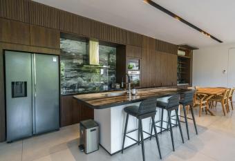 Villa Umalas 27: Elegant 4BR Villa With Pool & Sauna In Umalas has rooms with a private hot tub