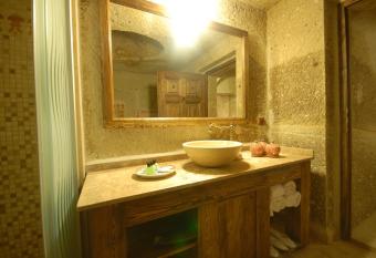 Elegance Cave Suites & Restaurant has rooms with a private hot tub