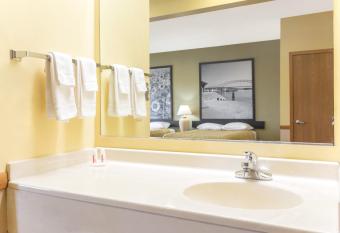 Super 8 by Wyndham Osage has rooms with a private hot tub