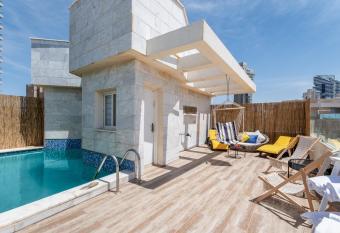 Boutique Villa with Rooftop Pool allows 18 year olds to book a room