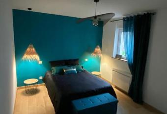 Escale au c  ur du Vignoble Champenois allows 18 year olds to book a room