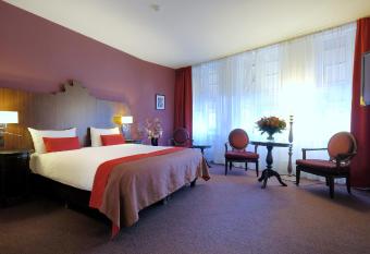 Boutique Hotel Corona has rooms with a private hot tub