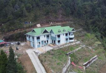 Buddhas Mirror Mountain Lodge has Balcony rooms