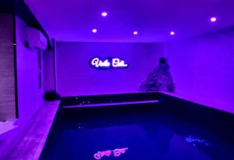 Feelingsuites has rooms with a private hot tub