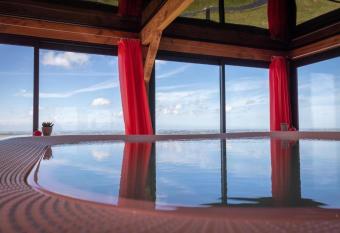 Logement insolite La Ferme Du Grand Air has rooms with a private hot tub