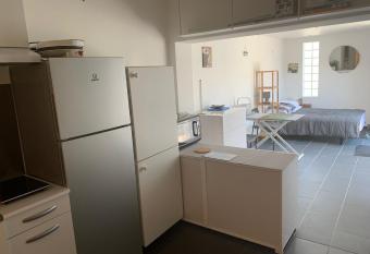 MARSEILLAN ville proche centre,   tang, 4 km plage allows 18 year olds to book a room