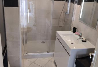 maisonnette proche gare et plages has Balcony rooms