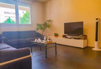 Spacieux Appartement au calme et   quip   proche m  tro limitrophe de Lyon allows 18 year olds to book a room