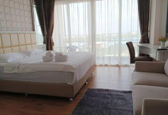 High Rise Executive Studio APT by MESA has Balcony rooms