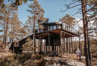 Luxurious Tree Top Cabin by the lake has Balcony rooms