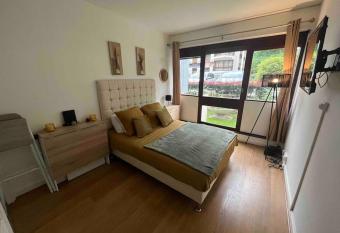 L     l  gance de Versailles depuis le Chesnay has Balcony rooms