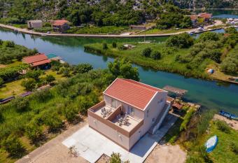 Apartmani Mostina near river has Balcony rooms