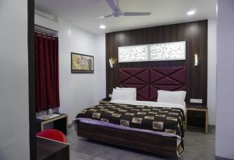 HOTEL J J has Balcony rooms