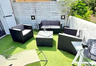 T3 haut de villa avec terrasse de 25m2 allows 18 year olds to book a room