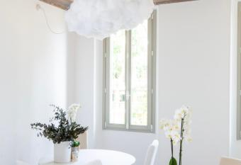 La B  tisse en Blanc allows 18 year olds to book a room