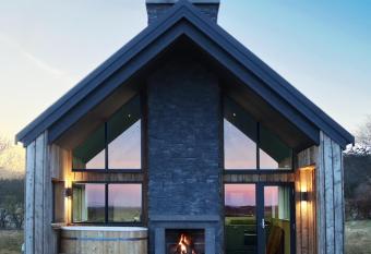 Eco-lodge with hottub + 2 wc has Balcony rooms