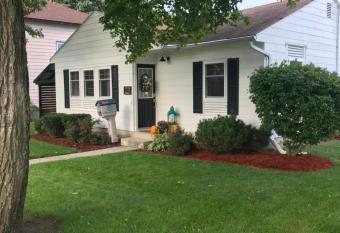 Cheerful 2 Bedroom Cottage on 5th allows 18 year olds to book a room
