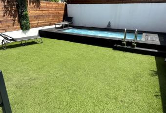 Charmante maison avec piscine id  alement situ  e has rooms with a private hot tub