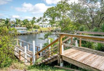 Waterfront corner 2/1 Apt has Balcony rooms