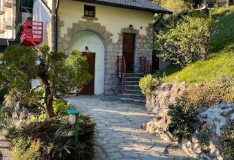 Casa Fiordaliso con parco, campo da tennis has Balcony rooms