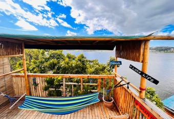 BUSYBEE-Cabin By The Lake has Balcony rooms