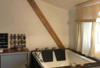 Cosy maison solaire + jacuzzi a la Ferme has rooms with a private hot tub