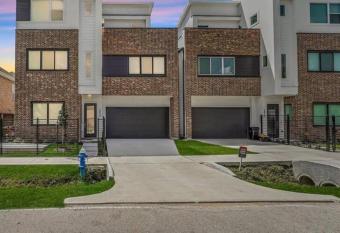 Oasis @ The Galleria has rooms with a private hot tub