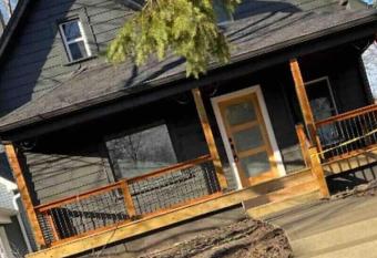 Modern 4 bedroom House! has Balcony rooms