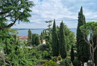 Jewel on Lake Garda in Garda with Lake view allows 18 year olds to book a room