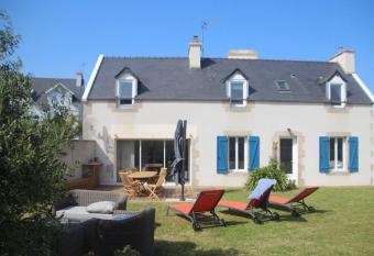     La maison de vacances        50 m  tres de la plage has Balcony rooms