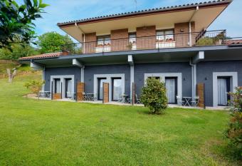 Mendi Azpi Rooms has Balcony rooms