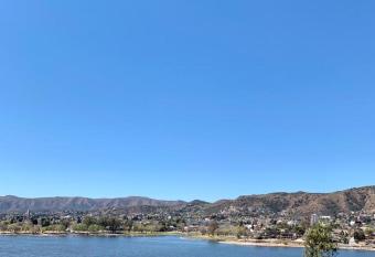 casa con vista y bajada al lago has Balcony rooms
