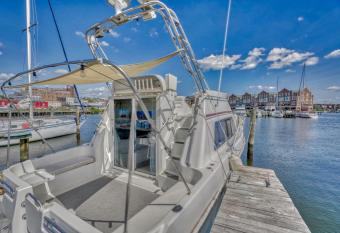 Private yacht at a quiet Fell   s Point marina has Balcony rooms