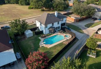 Private Pool, Spa, Luxury Home has rooms with a private hot tub