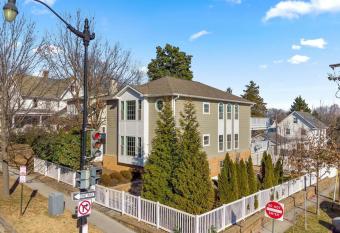 Spacious Home for Gathering: Business or Family Retreat! has Balcony rooms